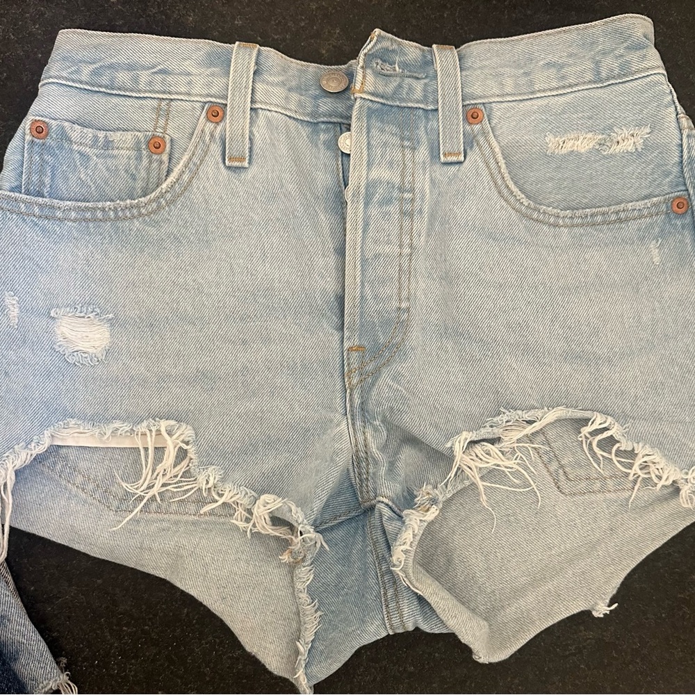 Set of 4 Levi’s Distressed Denim Shorts - Light to Dark Washes - Picture 9 of 9